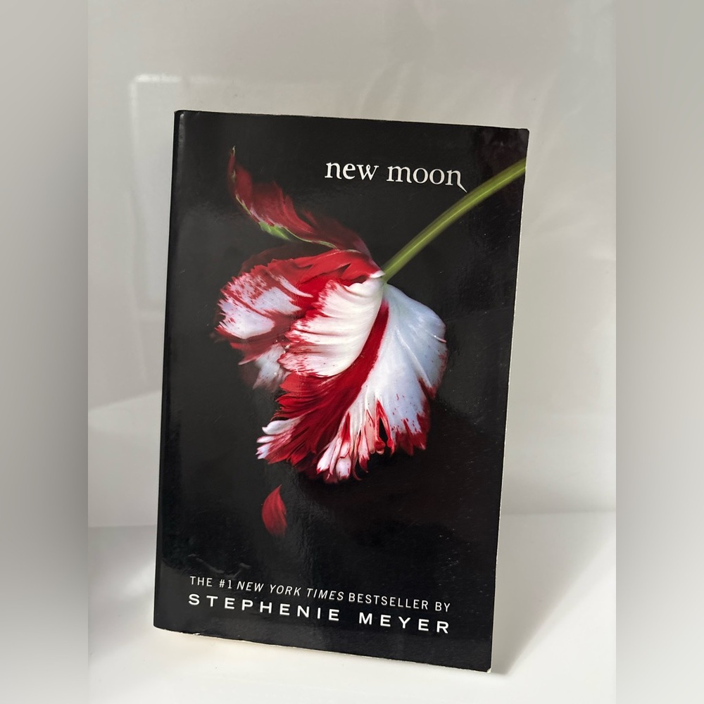 📚 3/$25 📚 New Moon by Stephenie Meyer Book